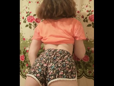 ❤️ Keçika ciwan a seksî li ber kamerayê kurtanên xwe ji xwe dike ❤️❌ Pornoya hişk li me ❌️