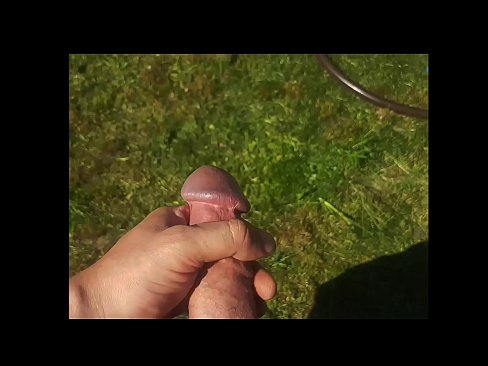 ❤️ Keçika germ di bexçeyek havînê de pisîka xwe ya pembe diqelişe û bi şuştinê dixe. ❤️❌ Pornoya hişk li me ❌️