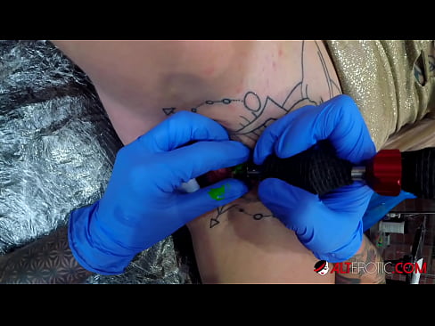 ❤️ Keçika pir tattookirî Sully Savage tattooek li ser klîtorê xwe kir. ❤️❌ Pornoya hişk li me ❌️